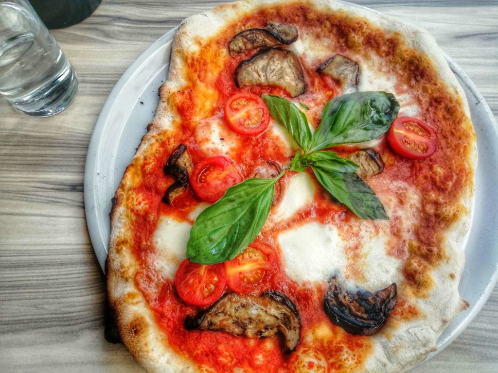 8 miejsc na najlepszą włoską pizzę w Wiedniu, pizza parmigiana, Tratorria Pizzeria Pergola