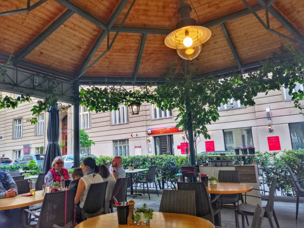 Trattoria Pizzeria Pergola, ogródek z wielą pergolą