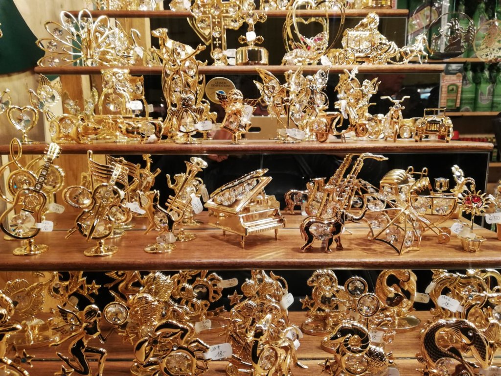 jarmarki świąteczne w Wiedniu, altwiener christkindlmarkt freyung-złote figurki